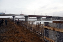 На одном берегу реки Мелекеска работают строители, на другом - природоохранная прокуратура